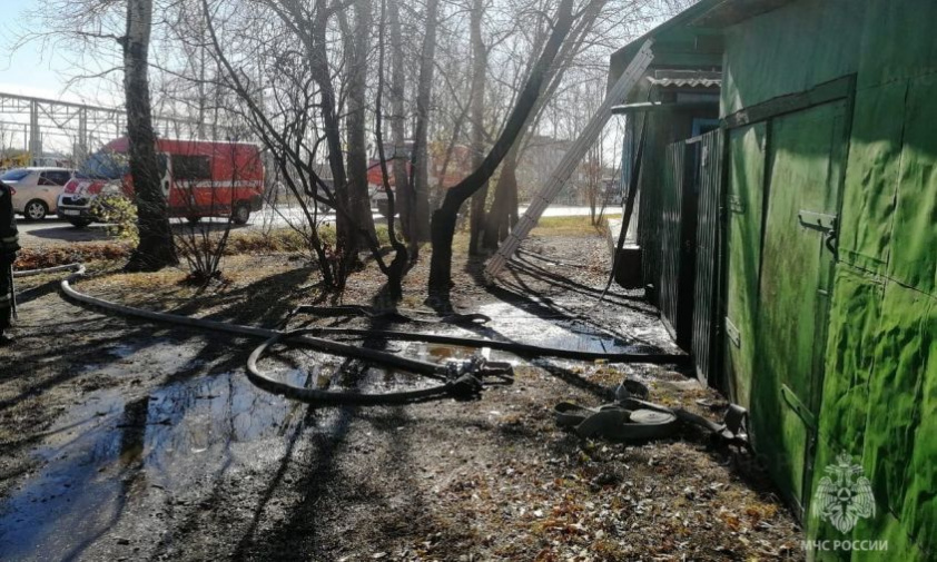 в благовещенске пожар на частном подворье тушили 10 человек