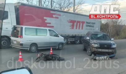 16-летний водитель кувыркнулся через машину: в Благовещенске произошло ДТП с мотоциклистом (ФОТО, ВИДЕО)