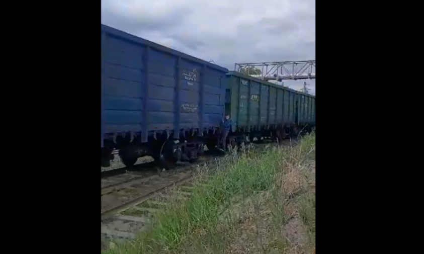 «ты дурачок?»: в благовещенске дети катались на грузовом поезде, зацепившись за вагон