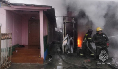 В Тынде загорелся гараж с легковым автомобилем внутри