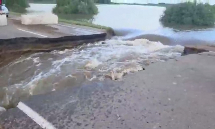 Поток воды — огромный: в Ивановском округе размыло еще один участок трассы
