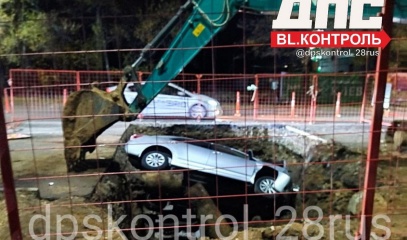 В Благовещенске на Театральной иномарка угодила в перекоп, а в микрорайоне сбили самокатчика