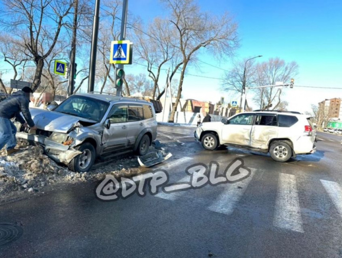 в благовещенске столкнулись внедорожники: пострадали два шестилетних мальчика