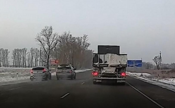 Двойной обгон и пересечение сплошной: амурчанин стал свидетелем грубого нарушения ПДД на трассе