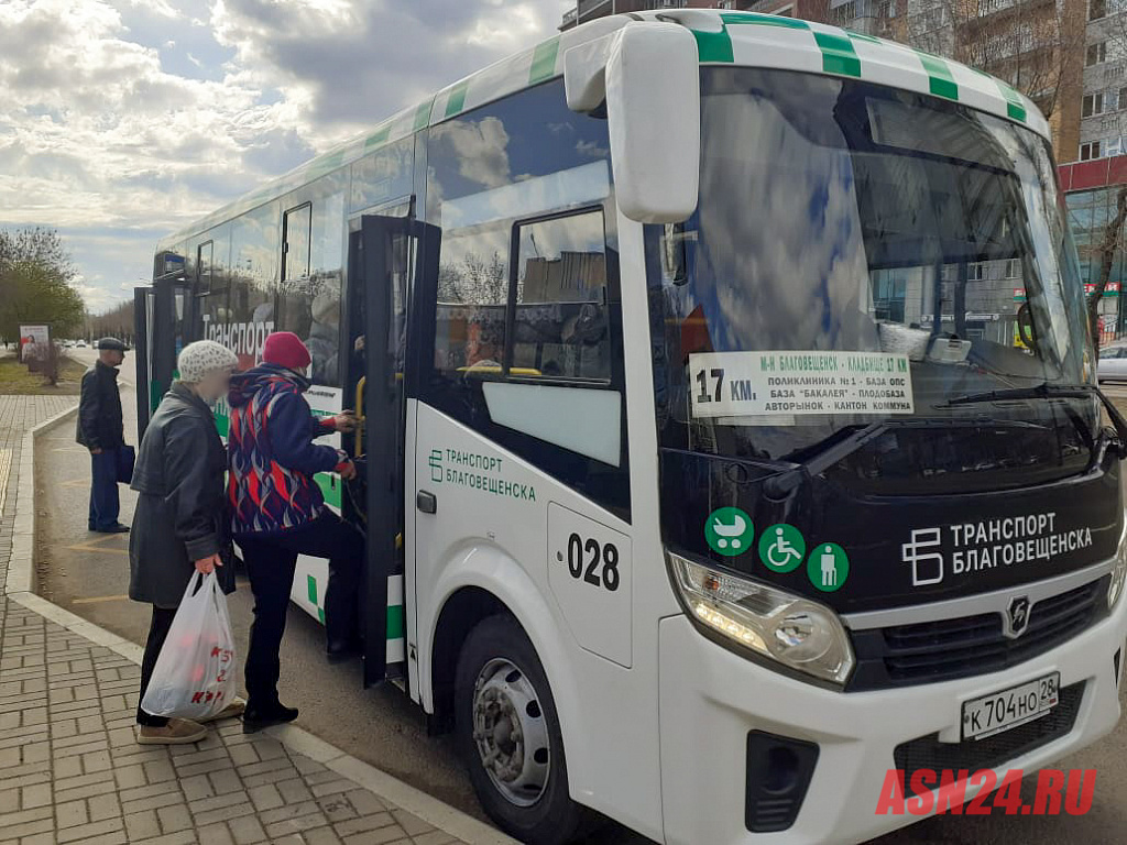 Автобусы благовещенск амурская область. Автобус едет. Кладбище автобусов. Говорящие автобусы. Остановка автобуса.