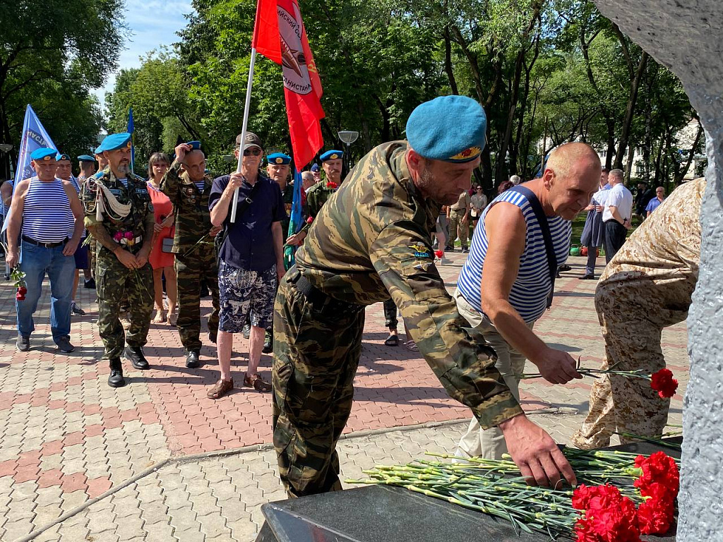 В Благовещенске поздравили десантников с Днем ВДВ | 02.08.2023 |  Благовещенск - БезФормата