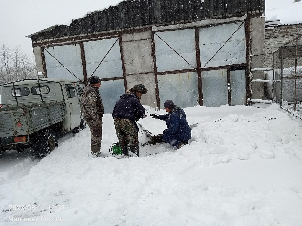 Сварка и трактор помогли жителям села в Магдагачинском районе самим убрать  снег