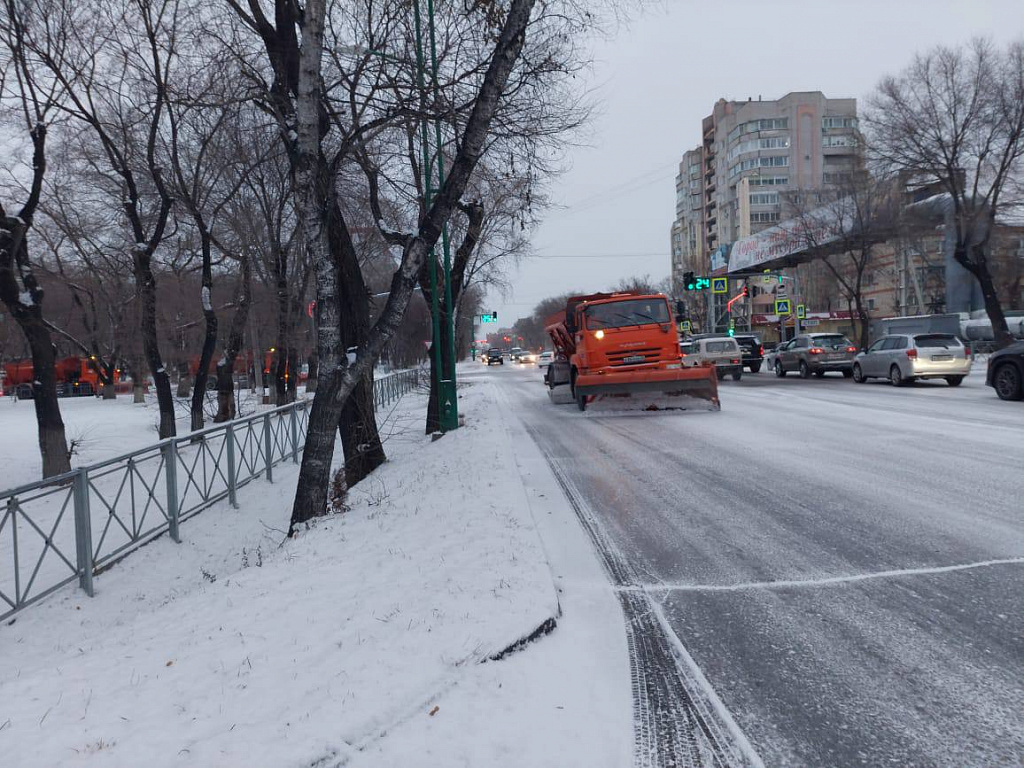 На улицах Благовещенска работает снегоуборочная техника ГСТК