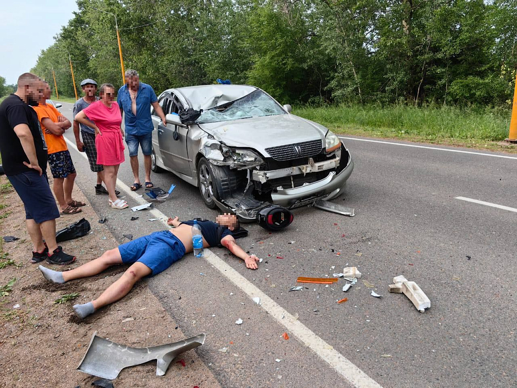 Мотоциклиста госпитализировали после столкновения с автомобилем в Усть- Ивановке