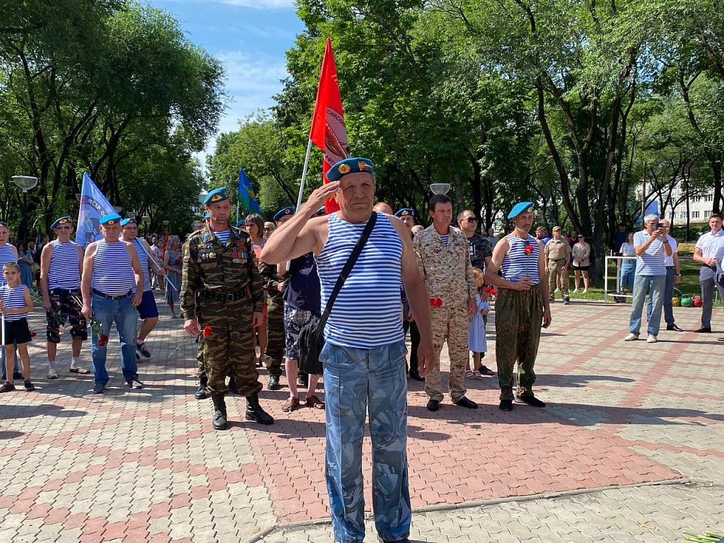 В Благовещенске поздравили десантников с Днем ВДВ | 02.08.2023 |  Благовещенск - БезФормата