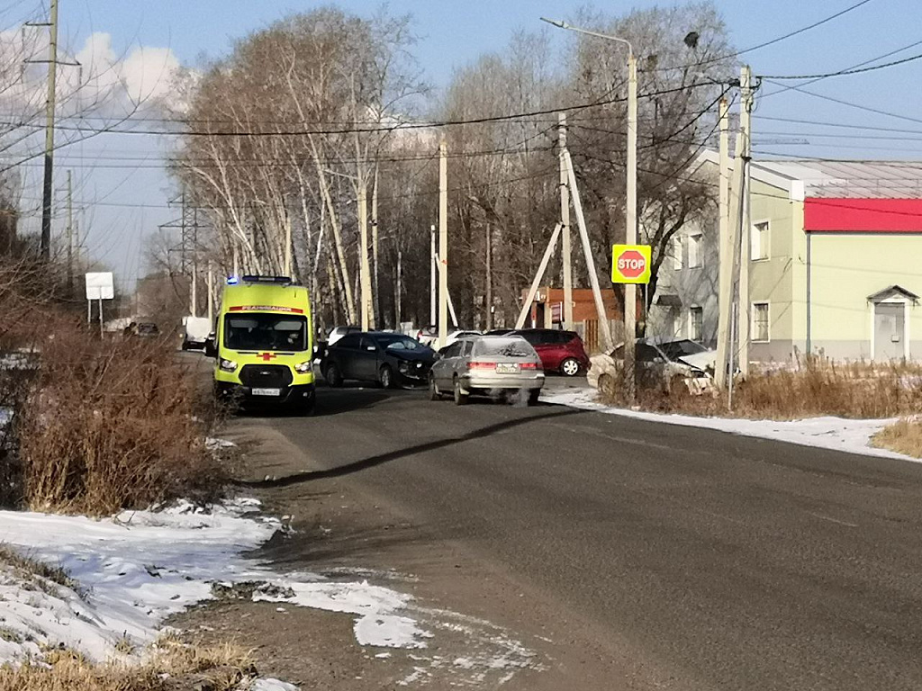 В Благовещенске на Кузнечной — Северной разбились два автомобиля, есть  пострадавшие