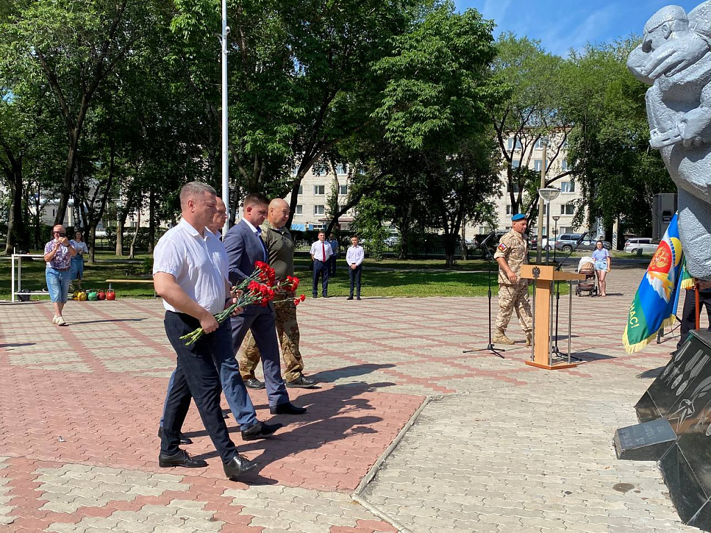 В Благовещенске поздравили десантников с Днем ВДВ | 02.08.2023 |  Благовещенск - БезФормата