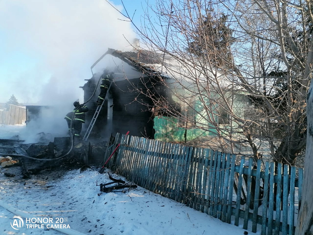 Амурские пожарные спасли мужчину, который спал в горящем доме