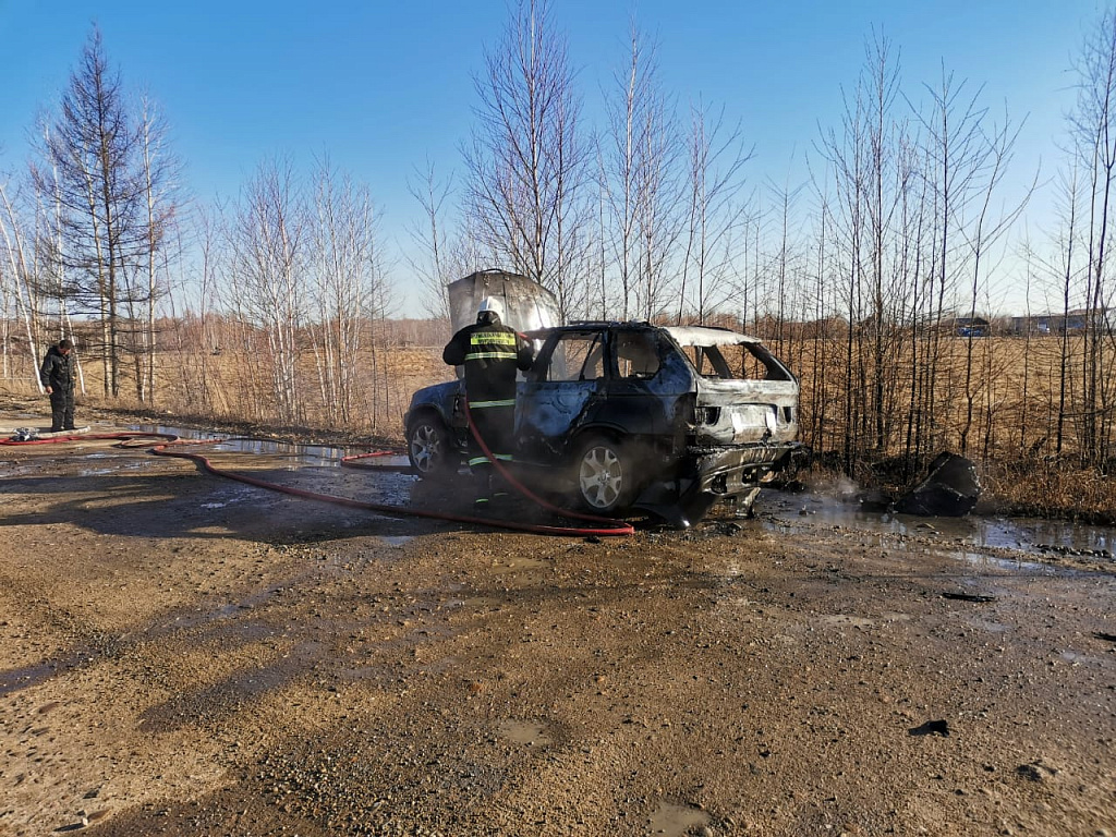 Автомобиль сгорел в поселке Февральск рано утром