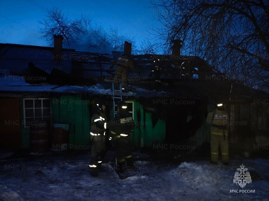 Ранним утром в Благовещенске вспыхнул деревянный многоквартирный дом, погиб  человек