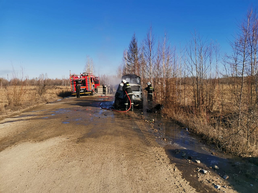 Автомобиль сгорел в поселке Февральск рано утром