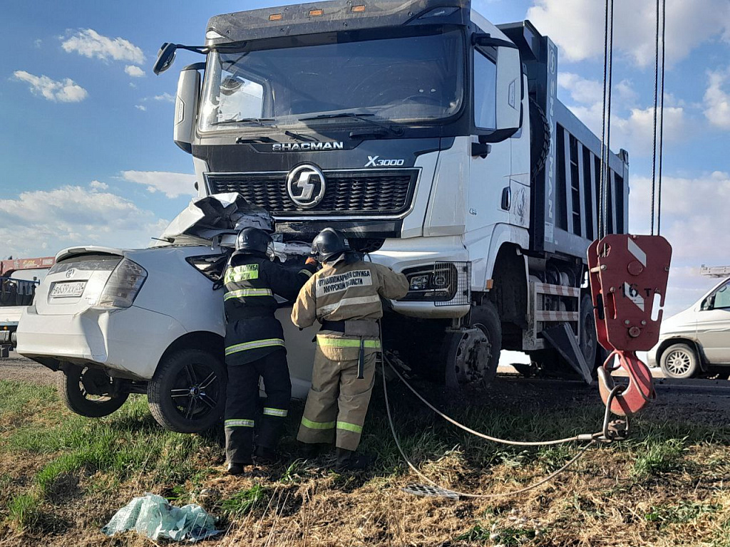 Амурские пожарные приступили к деблокировке погибших из машины, смятой  большегрузом