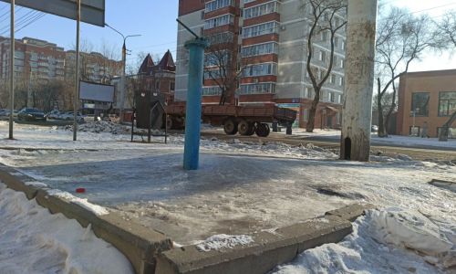 благовещенские колонки заковывают тротуары в лед и «притягивают» пешеходов к земле 
