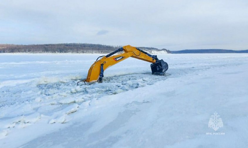 на зейском водохранилище под лед провалился экскаватор: водитель погиб