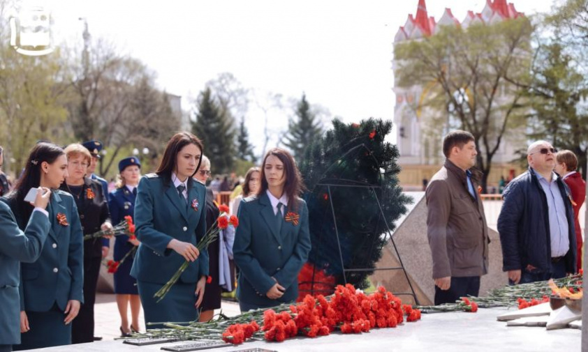 на площади победы в благовещенске почтили память героев великой отечественной войны