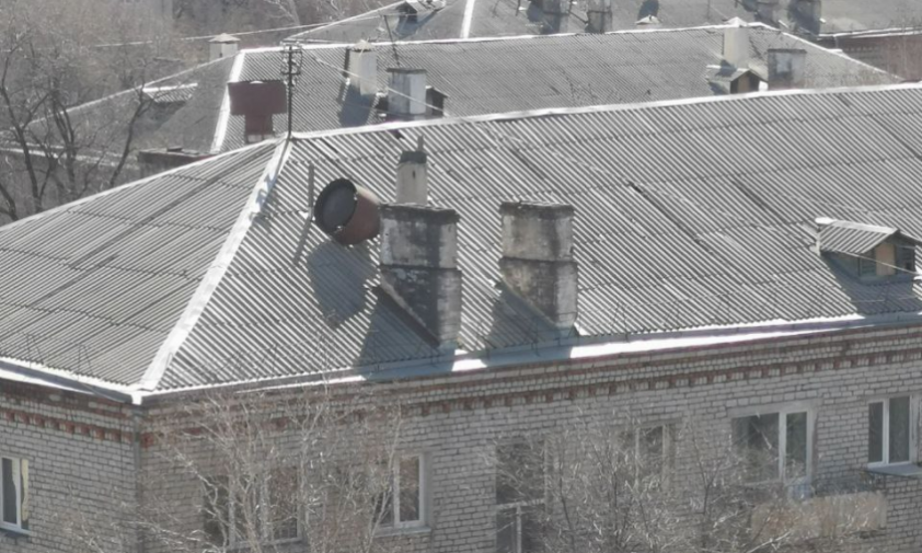 опасная конструкция на крыше вызвала беспокойство у жительницы благовещенска
