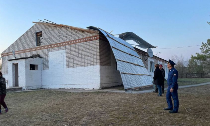 в приамурье ветер повредил крыши зданий двух сельских школ